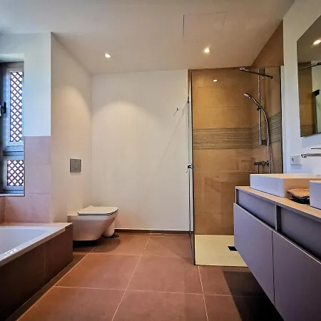 Apartment Brand New Surrounded By Tropical Gardens!